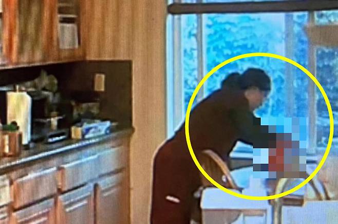 남편이 마실 레모네이드에 세정액을 넣는 모습. /사진=뉴욕포스트