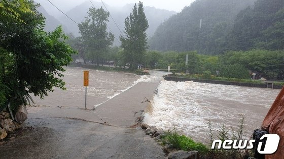연일 이어진 폭우에 강원 영월의 한 야영장 출입 교량이 물에 잠겨 있다./사진=뉴스1