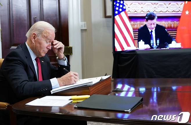 조 바이든 미국 대통령이 2021년 11월 15일(현지시간) 워싱턴 백악관에서 시진핑 중국 국가주석과 화상으로 정상회담을 하고 있다.   /AFPBBNews=뉴스1