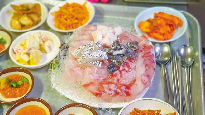 덕적식당의 인기 메뉴./사진=다이어리알