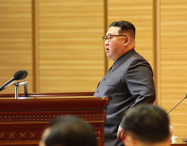 북한 조선중앙통신은 11일 김정은 북한 국무위원장이 전국비상방역총화회의를 주재하고 코로나19 위기가 완전히 해소됐다고 선언했다고 보도했다. 연합뉴스·조선중앙통신