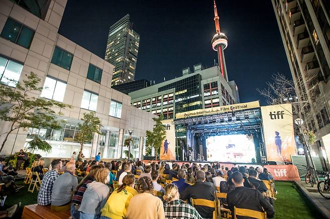 토론토영화제에 참여하고 있는 관광객들
