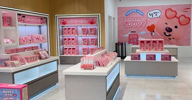 신세계면세점이 지난 10일 인천공항 2터미널에 오픈한 잔망루피 캐릭터 매장. [신세계면세점 제공]