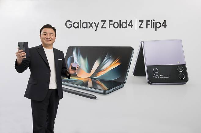 10일(현지시간)‘삼성 갤럭시 언팩 2022(Samsung Galaxy Unpacked 2022: Unfold Your World)’에서 노태문 사장이 차세대 폴더블 스마트폰 ‘갤럭시Z폴드4’와 ‘갤럭시Z플립4’를 소개하고 있다. [삼성전자 제공]