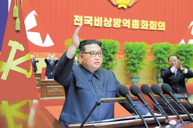 김정은 북한 국무위원장이 10일 평양에서 전국 비상방역총화회의를 주재하고 신종 코로나바이러스 감염증(코로나19) 위기가 완전히 해소됐다고 선언했다고 조선중앙통신이 11일 보도했다. [연합]