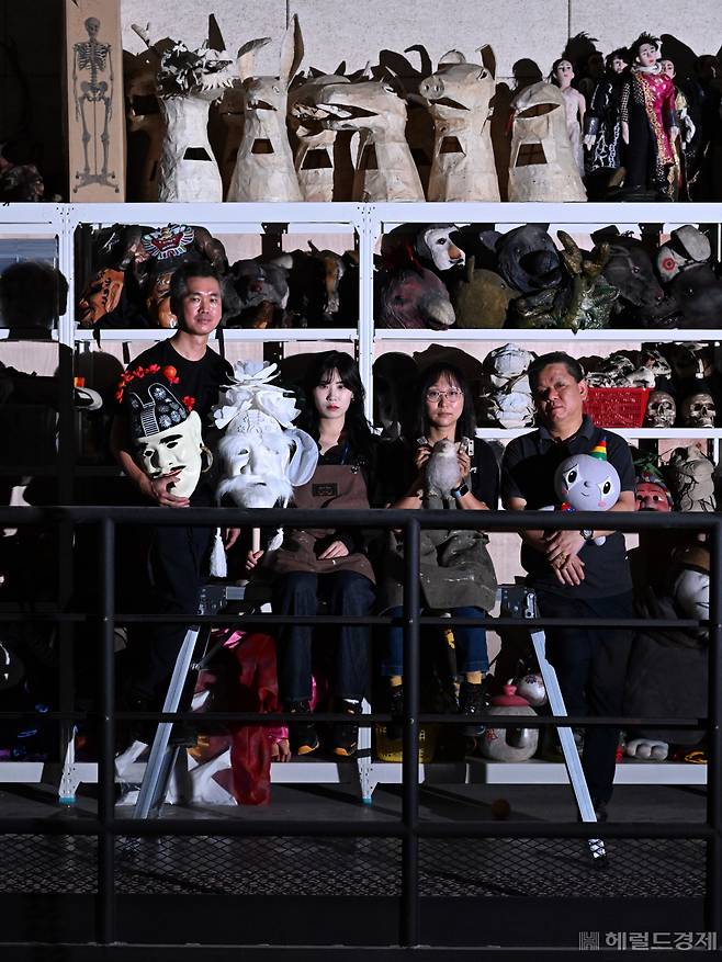 국립극장 소품실 직원들이 4일 서울 중구 국립극장에서 본지와 인터뷰를 하고 있다. 임세준 기자