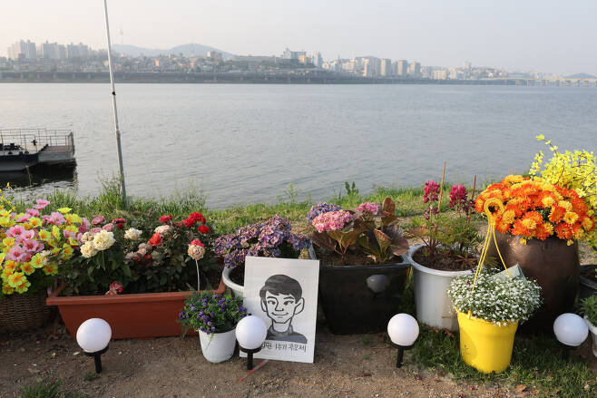 실종 후 숨진 채 발견된 의대생 고(故) 손정민 씨의 1주기 추모제가 열린 지난 4월 24일 오후 서울 반포 한강공원에 고인을 추모하는 꽃이 놓여 있다. [연합]