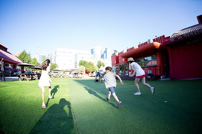 [서울=뉴시스]국립극단 '한여름밤의 작은극장'. (사진=국립극단 제공) 2022.08.10. photo@newsis.com  *재판매 및 DB 금지