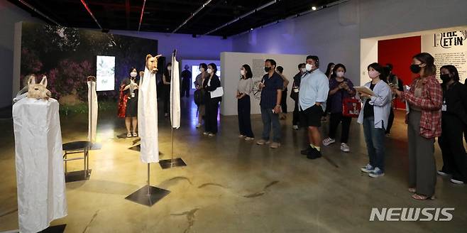 [서울=뉴시스] 추상철 기자 = 2022 아르코미술관 융복합 예술 페스티벌 '땅속 그물 이야기' 전시회 기자간담회가 열린 11일 오전 서울 종로구 아르코미술관에서 참석자들이 전시 작품 설명을 듣고 있다. 2022.08.11. scchoo@newsis.com