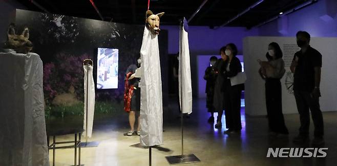 [서울=뉴시스] 추상철 기자 = 2022 아르코미술관 융복합 예술 페스티벌 '땅속 그물 이야기' 전시회 기자간담회가 열린 11일 오전 서울 종로구 아르코미술관에서 참석자들이 전시 작품 설명을 듣고 있다. 2022.08.11. scchoo@newsis.com