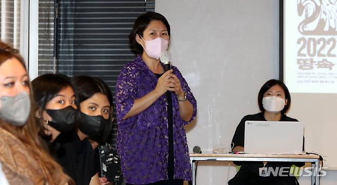 [서울=뉴시스] 추상철 기자 = 2022 아르코미술관 융복합 예술 페스티벌 '땅속 그물 이야기' 전시회 기자간담회가 열린 11일 오전 서울 종로구 아르코미술관에서 임근혜 아르코미술관장이 인사말을 하고 있다. 2022.08.11. scchoo@newsis.com