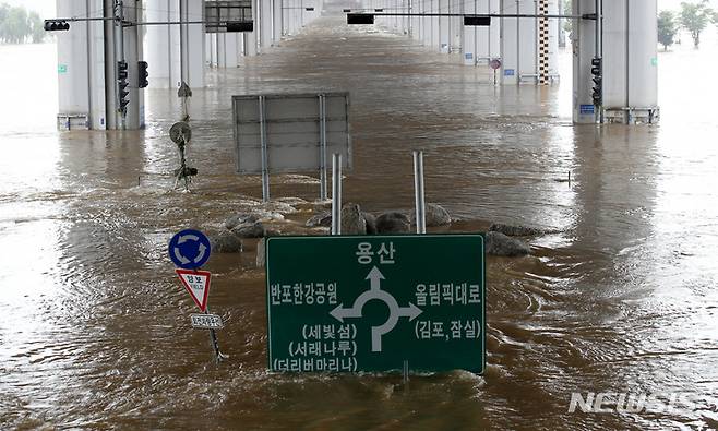 [서울=뉴시스] 김진아 기자 =  며칠째 이어진 집중호우로 인한 한강 수위 상승으로 11일 오전 서울 서초구 잠수교가 침수돼 있다 . 2022.08.11. bluesoda@newsis.com