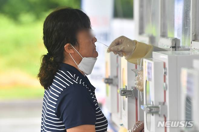 [광주=뉴시스] 이영주 기자 = 11일 오후 광주 서구 5·18민주화운동교육관 주차장에 마련된 코로나19 임시 선별검사소에서 한 시민이 유전자증폭(PCR) 검사를 받고 있다.  2022.08.11. leeyj2578@newsis.com