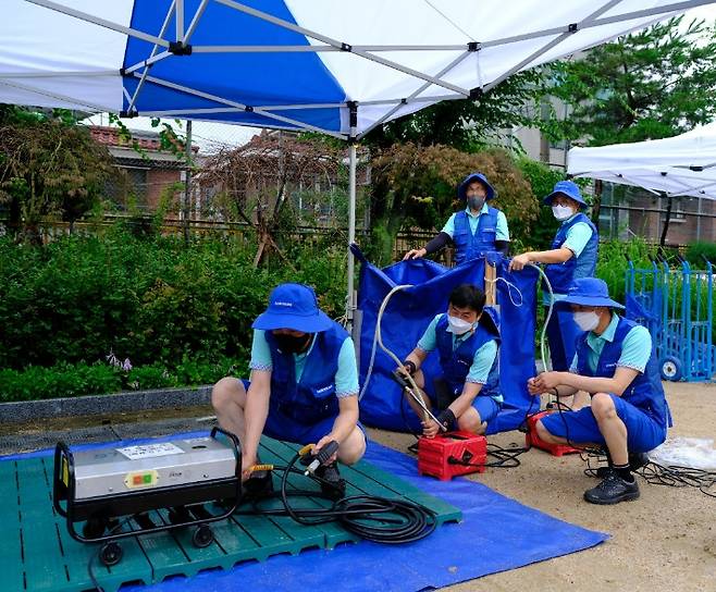 삼성전자서비스는 10일 서울 관악 신사시장 인근에서 수해 전자제품 무상점검 및 수리를 진행했다. 삼성 제공