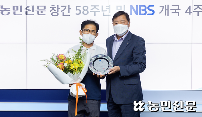 제31회 농업인서예대전 수상자 김수철씨(왼쪽).