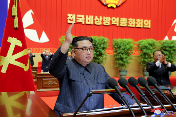 김정은 북한 국무위원장이 전국비상방역총화회의를 주재하고 코로나19 위기가 완전히 해소됐다고 선언했다. 평양 조선중앙통신=연합뉴스