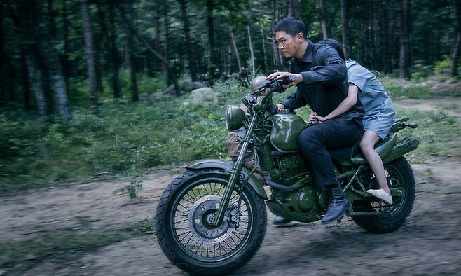 지난 5일 공개된 넷플릭스 오리지널 영화 ‘카터’가 공개 3일 만에 2730만 시청 시간을 기록하며 글로벌 톱 10 영화(비영어) 부문에서 1위를 차지했다. 정병길 감독은 독특한 연출 방식으로 생동감 넘치는 액션을 완성했으나 서사가 미흡하다는 비판도 받고 있다. 넷플릭스 제공