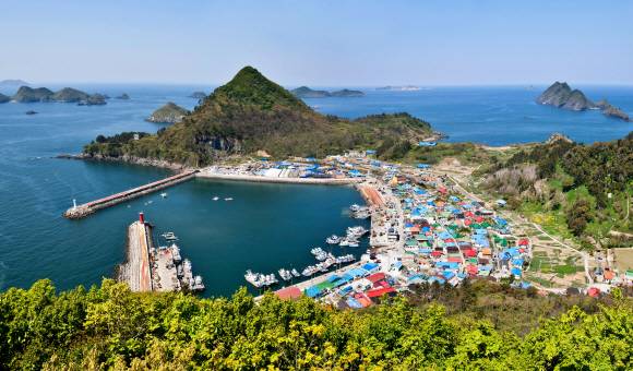 충남 보령 외연도의 항구마을 전경.