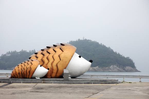 전북 부안 위도의 상징인 고슴도치 조형물.