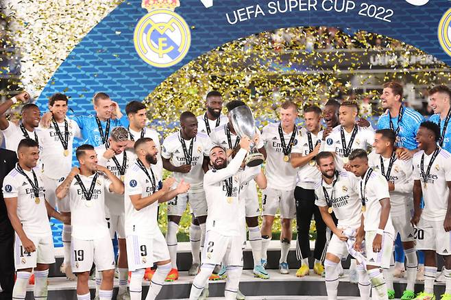 2022 UEFA 슈퍼컵에서 우승한 레알 마드리드 선수들이 트로피를 들어올리며 환호하고 있다. 게티이미지코리아