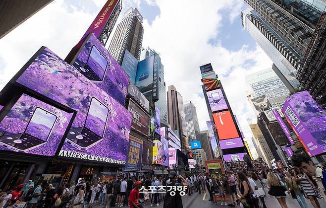 10일 오후 4시(현지 시간) 미국 뉴욕 타임스스퀘어에서 ‘갤럭시 Z 플립4 X BTS’ 콜라보레이션 영상이 상영되고 있다. |삼성전자