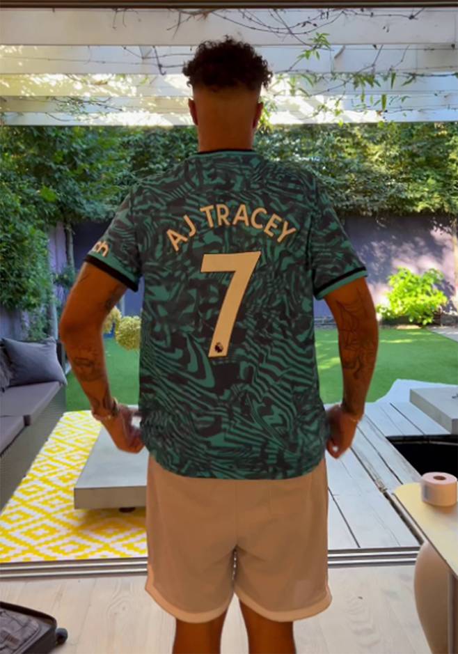 ▲ 영국 래퍼 AJ 트레이시가 '토트넘 7번' 써드킷을 입었다