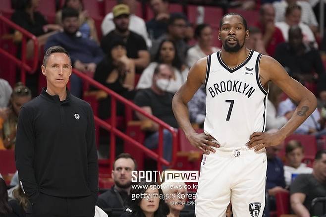 ▲ 스티븐 내시와 케빈 듀란트(왼쪽부터). 듀란트가 브루클린 네츠 구단주에게 내시 감독을 자르라고 요청했는데, 구단주는 감독편을 들었다.
