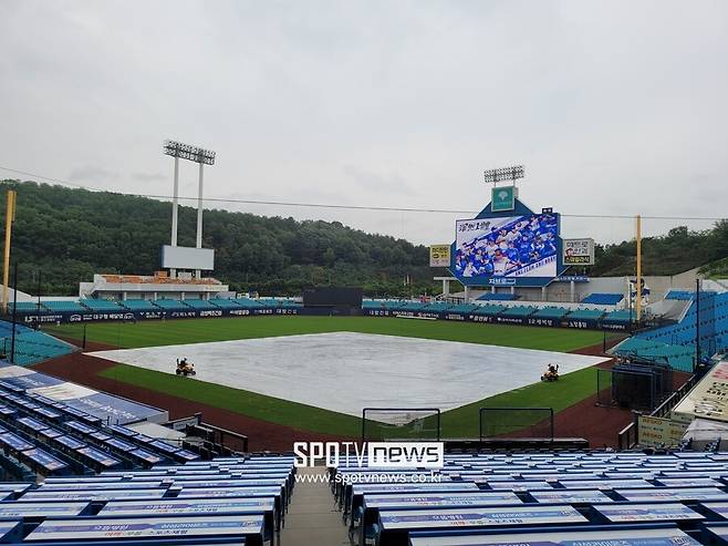 ▲ 11일 삼성 라이온즈와 KIA 타이거즈 경기가 비로 취소됐다. 비 오는 대구삼성라이온즈파크. ⓒ 대구, 박성윤 기자
