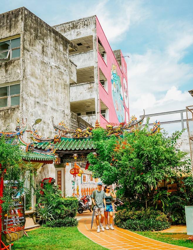 화교 영향을 받은 푸껫 타운엔 중국 스타일의 사원이 몇 개 있다