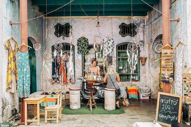 칵테일과 옷을 함께 파는 가게