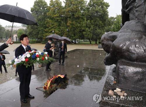 '바르샤바 게토 유대인 위령탑' 참배하는 김진표 국회의장 
    (서울=연합뉴스) 첫 해외순방으로 폴란드를 공식 방문 중인 김진표 국회의장이 6일(현지시간) 수도 바르샤바의 게토 유대인 봉기 희생자 위령탑을 찾았다.
    이 위령탑은 2차 세계대전 당시인 1943년 독일 나치의 말살 작전에 저항해 바르샤바의 유대인 집단거주지 게토에서 봉기를 일으켰다 희생된 유대인들의 희생을 기리기 위해 세워진 위령탑이다. 2022.8.7 [국회의장실 제공. 재판매 및 DB금지]
    photo@yna.co.kr