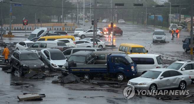 <태풍 차바> 불어난 물에 휩쓸려 뒤엉킨 차량들 [연합뉴스 자료 사진]