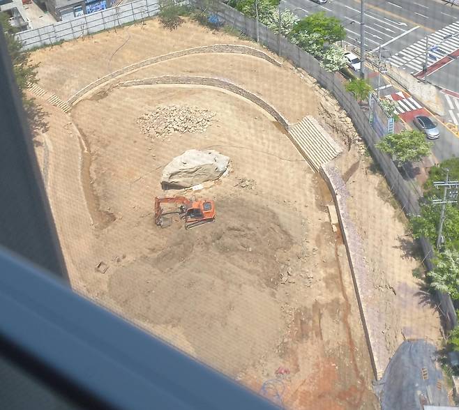 지난 4월 촬영된 사진을 확대한 모습  상석 위편에 돌이 무더기로 쌓여 있고 굴착기(포클레인)이 있는 것을 볼 수 있다. [독자 한진무 씨 촬영 제공. 재판매 및 DB 금지]