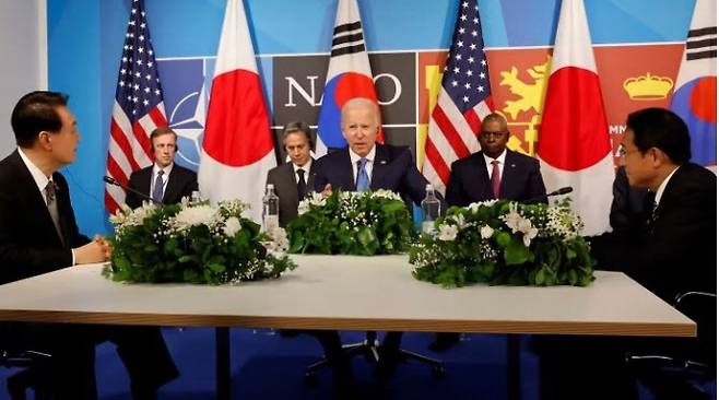 윤석열 대통령(왼쪽), 조 바이든 미국 대통령(가운데), 기시다 후미오 일본 총리(오른쪽)가 6월 29일 마드리드에서 만났다. (사진=로이터)