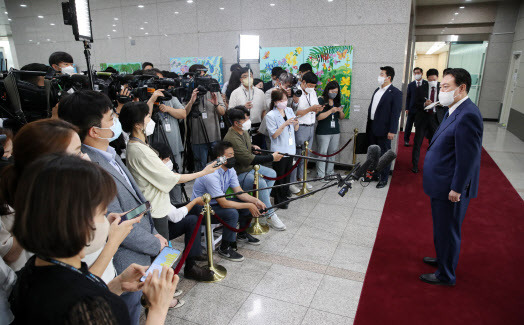 윤석열 대통령이 12일 서울 용산 대통령실 청사로 출근하며 취재진 질문에 답변하고 있다. (사진=뉴시스)