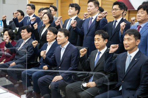 11일 오후 국회 의원회관에서 열린 제3차 민·당·정 간담회 및 디지털자산특별위원회 출범식에서 국민의힘 성일종 정책위의장 등 참석자들이 기념촬영을 하고 있다.(앞줄 오른쪽부터) 이복현 금융감독원장, 김주현 금융위원장, 성일종 정책위의장, 윤한홍 정무위원회 여당 간사, 윤창현 디지털자산특별위원장. (사진=국회사진기자단)