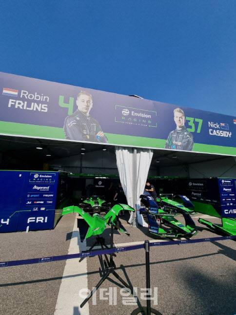 12일 서울 잠실 종합운동장 포뮬라E 현장의 ‘엔비전 버진 레이싱’의 부스에 차량이 전시돼 있다(사진=윤정훈 기자)