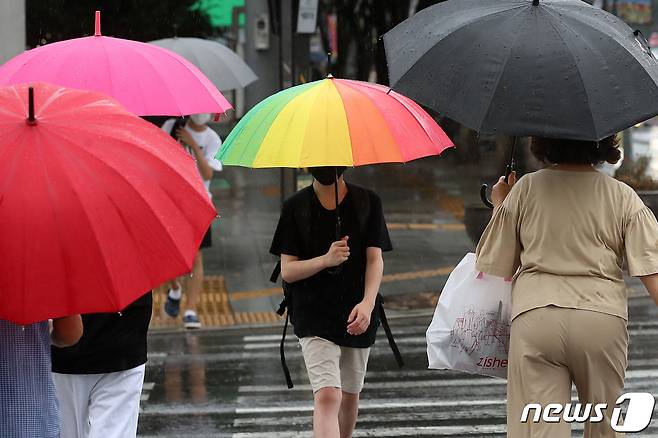중부지방에 많은 비를 뿌린 정체전선의 영향으로 11일 오후 대구지역에 비가 내리는 가운데 수성구 달구벌대로에서 우산을 쓴 시민들이 발걸음을 재촉하고 있다. 2022.8.11/뉴스1 ⓒ News1 공정식 기자