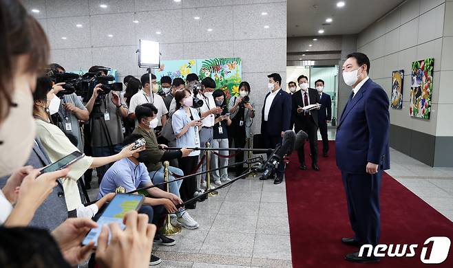 윤석열 대통령이 12일 오전 용산 대통령실 청사에서 열린 출근길 문답(도어스테핑)에서 취재진의 질문에 답하고 있다. 2022.8.12/뉴스1 ⓒ News1 오대일 기자