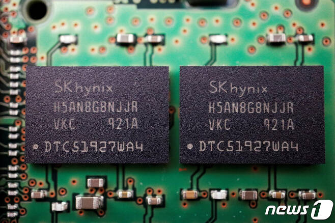 25일(현지시간) 한국의 반도체 공급업체인 SK하이닉스의 메모리 칩이 컴퓨터의 회로 기판에 놓여 있다. ⓒ 로이터=뉴스1