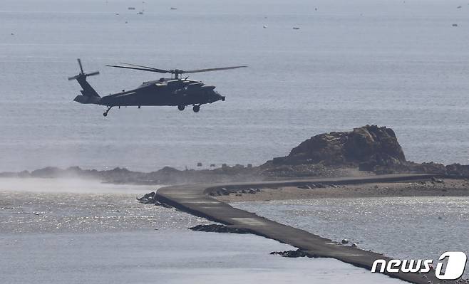 12일 오후 경기 화성시 서신면 서해바다에 공군F-4E 전투기가 추락해 사고 해역 위로 공군 헬기가 수색 작업을 벌이고 있다. 조종사 2명은 무사히 탈출했다. 2022.8.12/뉴스1 ⓒ News1 김영운 기자