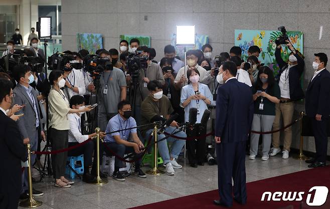 윤석열 대통령이 12일 오전 용산 대통령실 청사에서 열린 출근길 문답(도어스테핑)에서 취재진의 질문에 답하고 있다. (대통령실 제공) 2022.8.12/뉴스1 ⓒ News1 오대일 기자