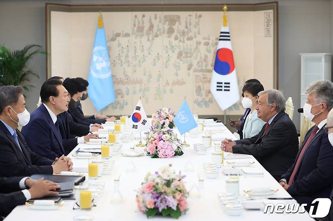 윤석열 대통령이 12일 서울 용산 대통령실 청사에서 열린 안토니우 구테흐스 유엔 사무총장과의 오찬에서 대화를 나누고 있다. (대통령실 제공) 2022.8.12/뉴스1 ⓒ News1 오대일 기자