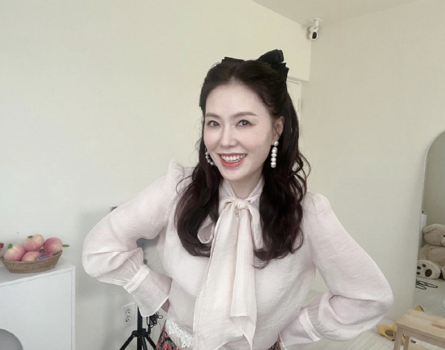 Actor Ha Hee-ra showed off her girly visuals.Ha Hee-ra posted a picture on his 12th day with an article entitled Hello? Im Melissa ~ Play Poster.In the photo, Ha Hee-ra boasted a beautiful beauty with white skin and pure beauty.Ha Hee-ra, who highlighted her beauty during a period with large ribbon pins and pearl earrings, captivates her gaze with a lovely girl-like vibe.Meanwhile, Ha Hee-ra married actor Choi Soo-jong in 1993 and has one male and one female.Ha Hee-ra will appear on Play Love Letter, which will be held at JTN Art Hall 1 in Seoul, Korea on the 23rd of next month.