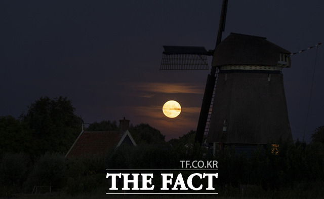 네덜란드 암스테르담의 북쪽 마을 오스트잔의 풍차와 빛나는 슈퍼문. /암스테르담=AP.뉴시스