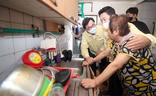 원희룡 국토교통부 장관과 박일하 동작구청장이 10일 집중호우로 주택이 침수된 서울 상동3동을 찾아 주민의 애로사항을 청취하고 위로하고 있다./동작구청 제공