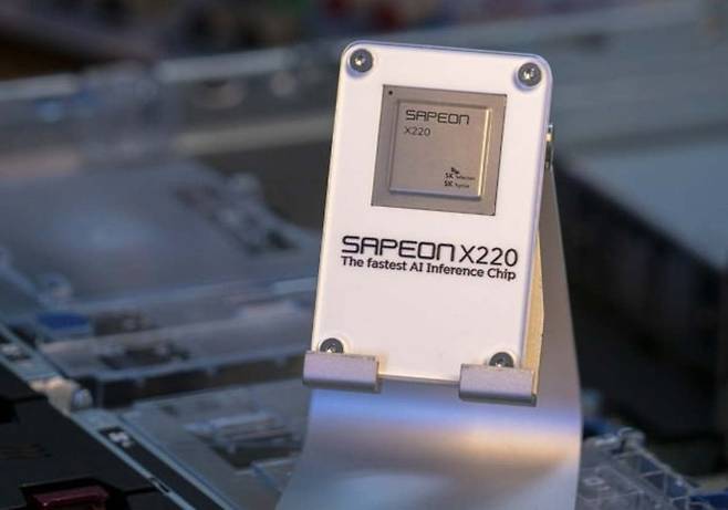 FPGA를 활용해 만든 SKT AI 반도체 사피온 X220. /SK텔레콤 제공