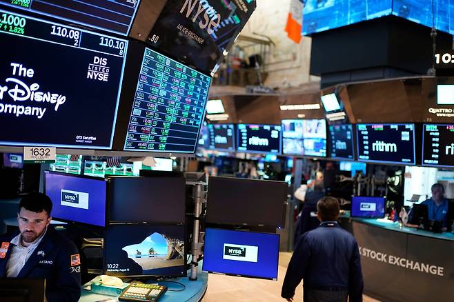 10일(현지 시각) 미국 뉴욕증권거래소(NYSE) 입회장에서 트레이더들이 업무에 나서고 있다. /AP