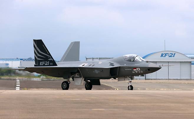 지난달 6일 경남 사천시 한국항공우주산업(KAI)에서 지상테스트를 시작한 차세대 한국형 전투기 KF­21 1호기가 활주로와 이어진 램프 구간을 지상활주(Ramp Taxi)하고 있다. / 사진공동취재단