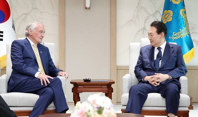 윤석열 대통령이 12일 오후 서울 용산 대통령실 청사에서 에드워드 마키 미국 상원 동아태 소위원장을 접견하고 있다. /연합뉴스